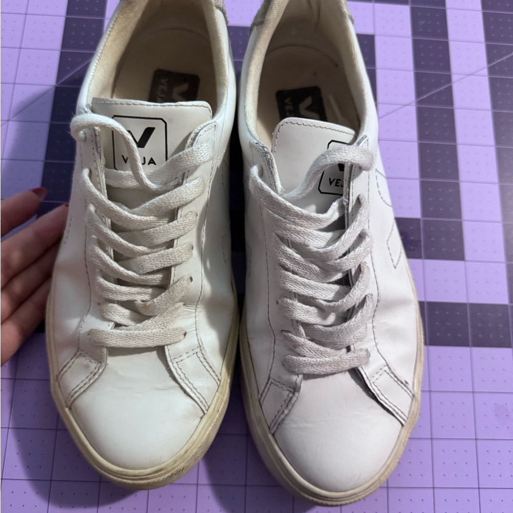 Veja White Sneaker ✨make an offer ✨